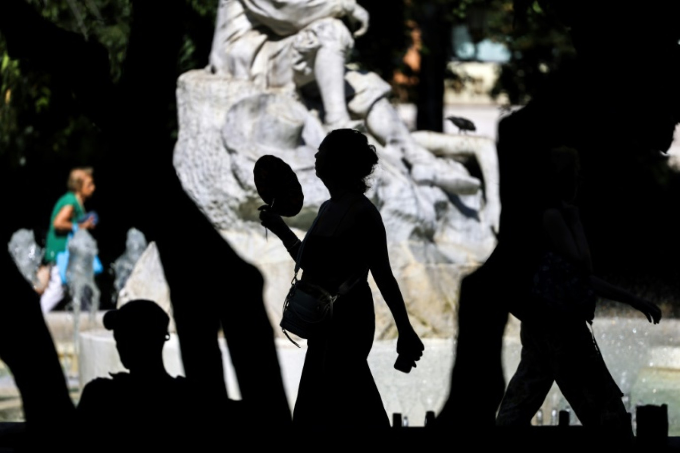 Des passants se rafraîchissent sur le Miroir d'Eau à Bordeaux, le 23 août 2023 pendant une vague de chaleur en France © Christophe ARCHAMBAULT