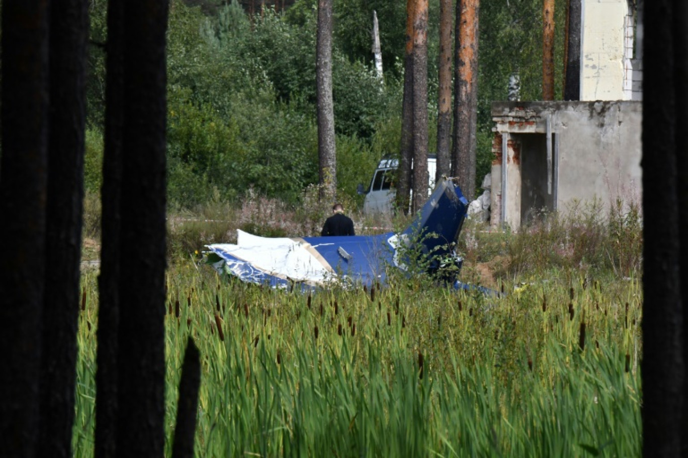 Des policiers sur le site d'un crash d'avion qui a vraisemblablement provoqué la mort d'Evguéni Prigojine, patron du groupe paramilitaire Wagner, près du village de Koujenkino, dans la région de Tver, le 24 août 2023 en Russie © Olga MALTSEVA