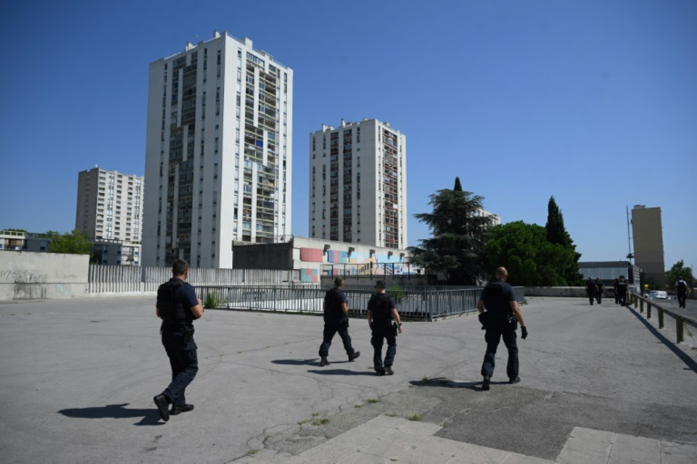 Des policiers patrouillent le 22 août 2023 dans le quartier de Pissevin à Nîmes © NICOLAS TUCAT