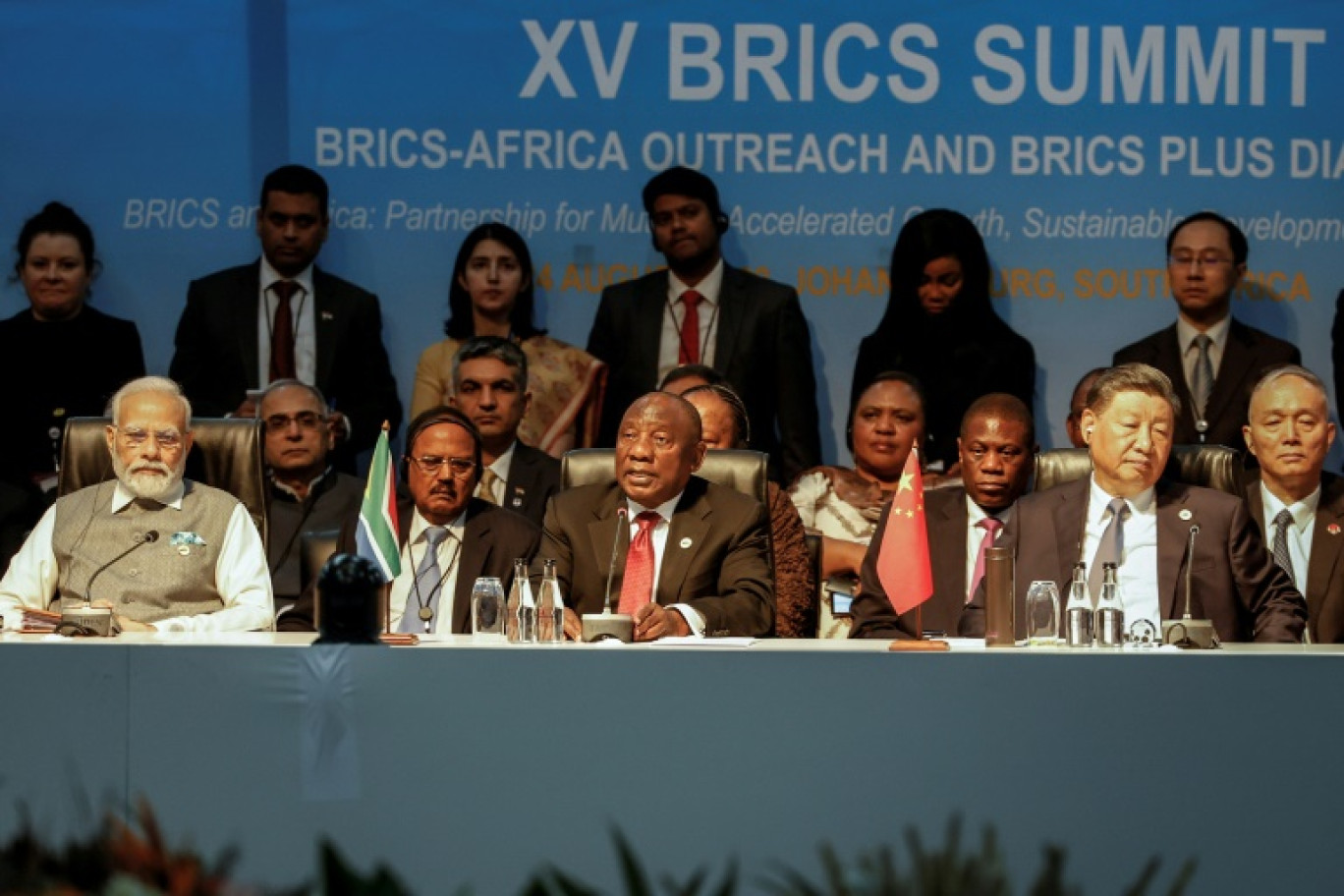 (g-d) Le Premier ministre indien Narendra Modi, les présidents sud-africain Cyril Ramaphosa et chinois Xi Jinping lors du sommet des Brics, le 24 août 2023 à Johannesburg, en Afrique du Sud © Marco Longari