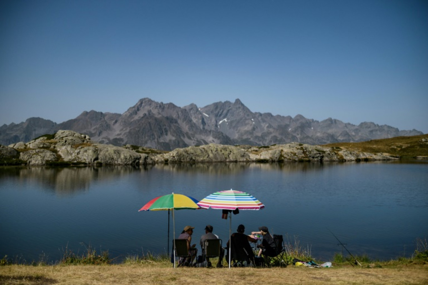 Des vacanciers au bord d'un lac d'altitude à l'Alpe d'Huez, le 23 août 2023 en Isère © JEFF PACHOUD