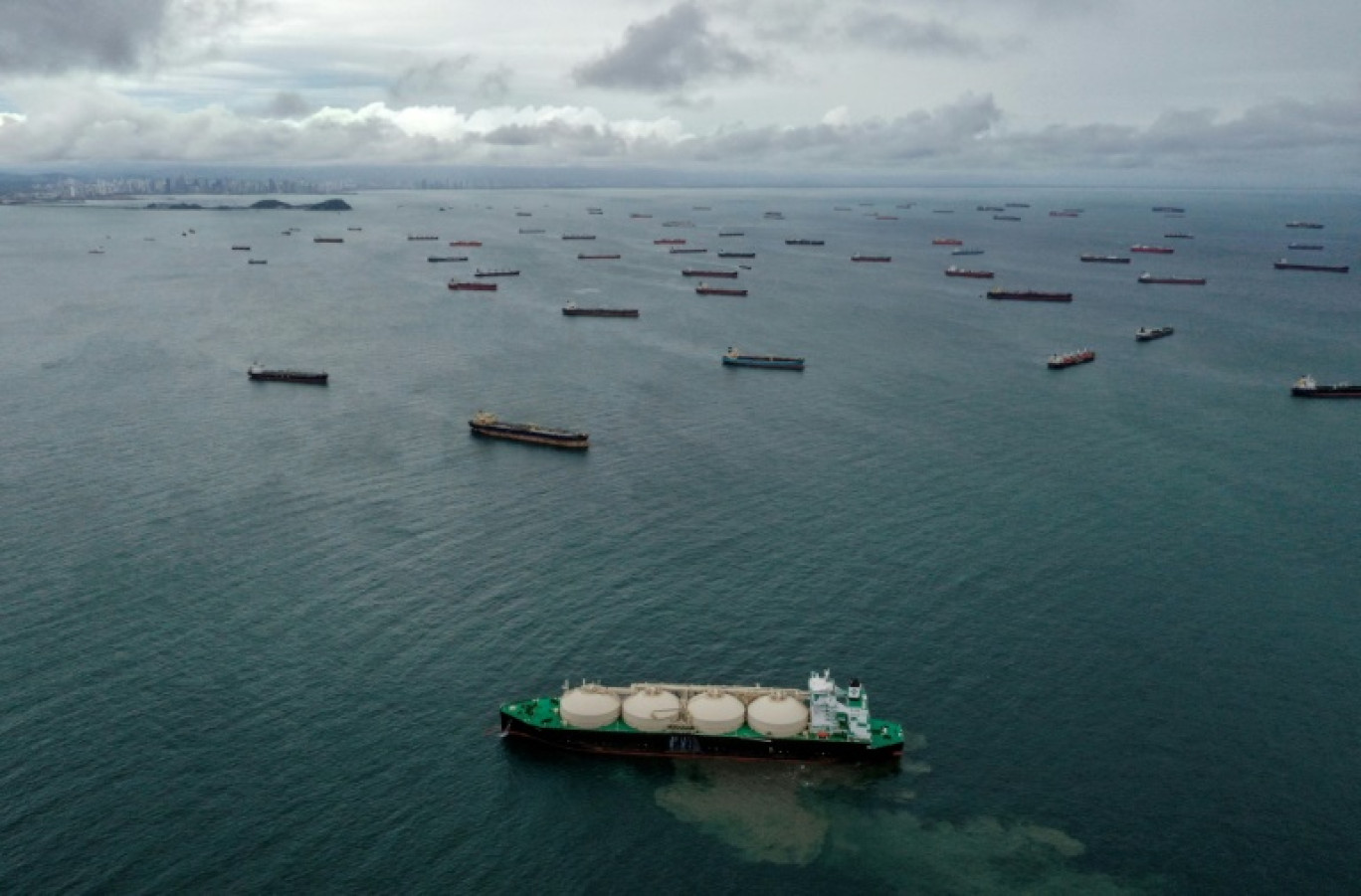 Vue aérienne de navires de marchandises attendant de pouvoir accéder au canal de Panama, le 23 août 2023 dans la baie de Panama © Luis ACOSTA