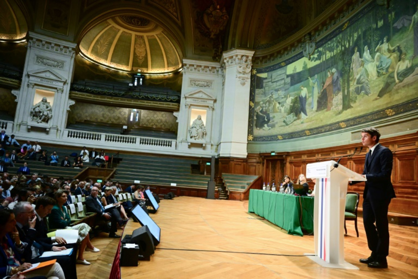 Le ministre de l'Education Gabriel Attal devant les recteurs réunis à la Sorbonne, le 24 août 2023 à Paris © Emmanuel DUNAND