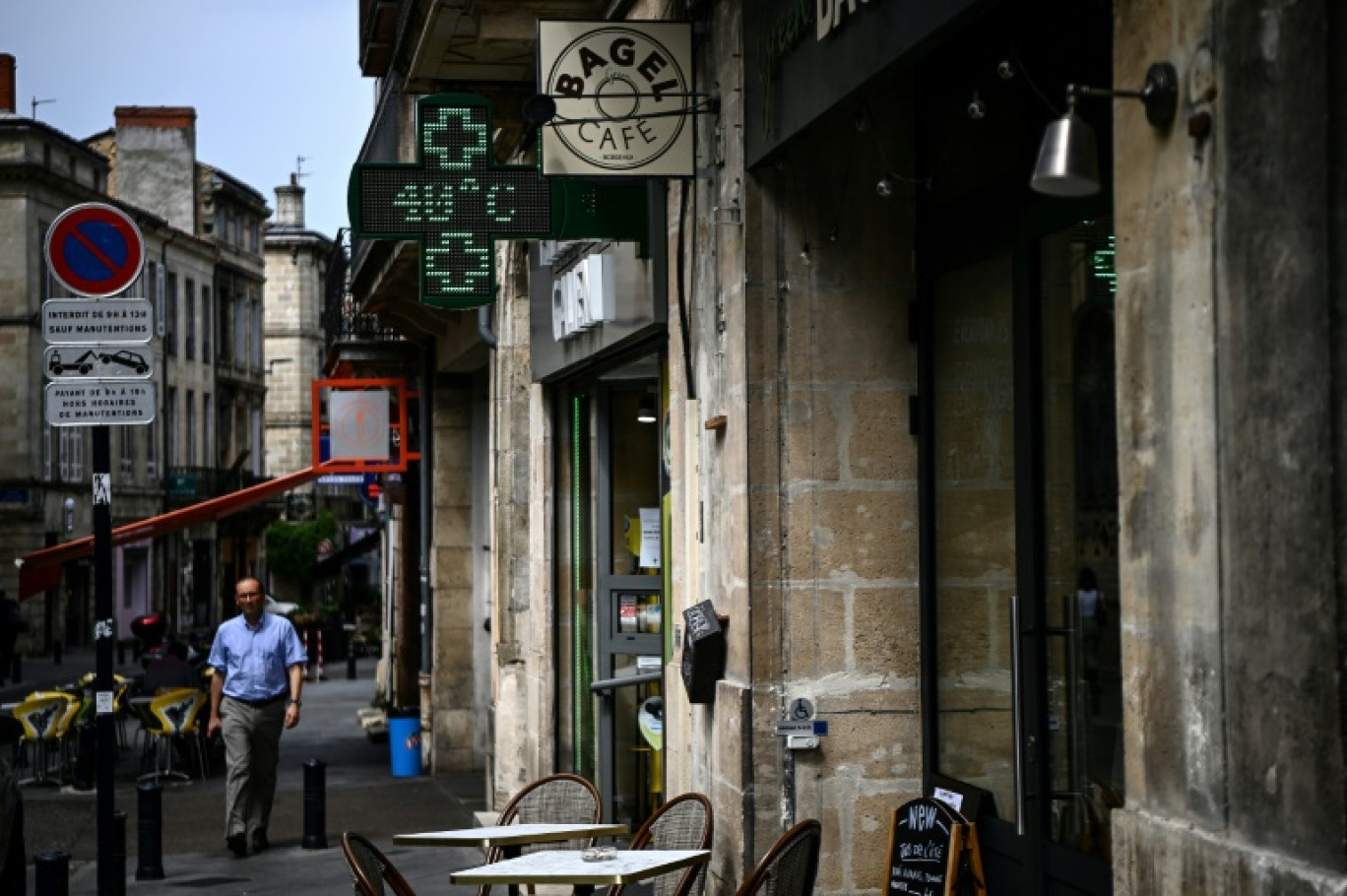 Un thermomètre de pharmacie indique une température de 40°C à Bordeaux, le 23 août 2023 en Gironde © Christophe ARCHAMBAULT