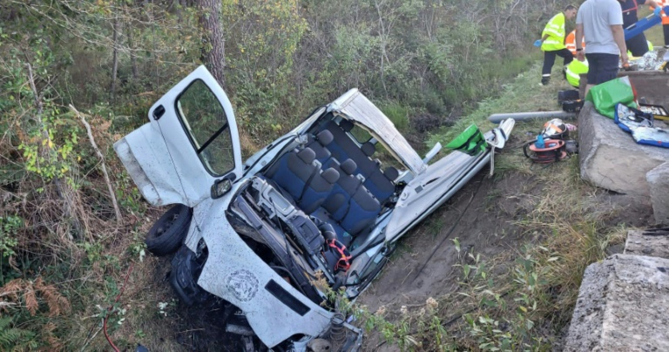 Photo prise le 25 août 2023 et transmise le 26 août 2023 par le Service départemental d'incendie et de secours (SDIS 47) montrant un minibus accidenté sur une départementale du village de Houeillès, dans le Lot-et-Garonne © Handout