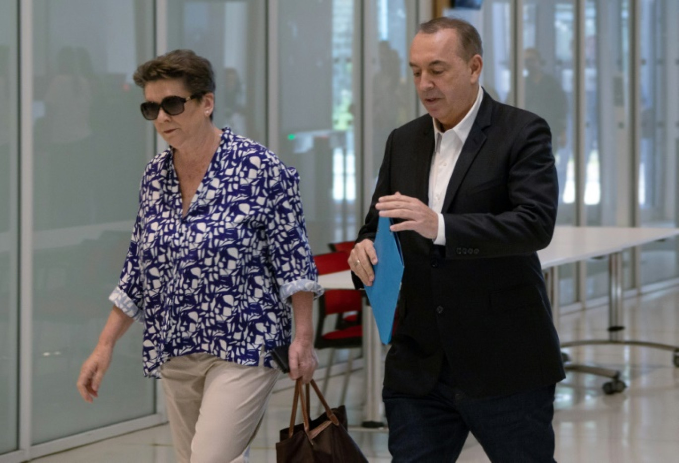 L'animateur Jean-Marc Morandini (d) et son avocate Me Florence Rualt arrivent au tribunal de Paris, le 13 juin 2023 © -