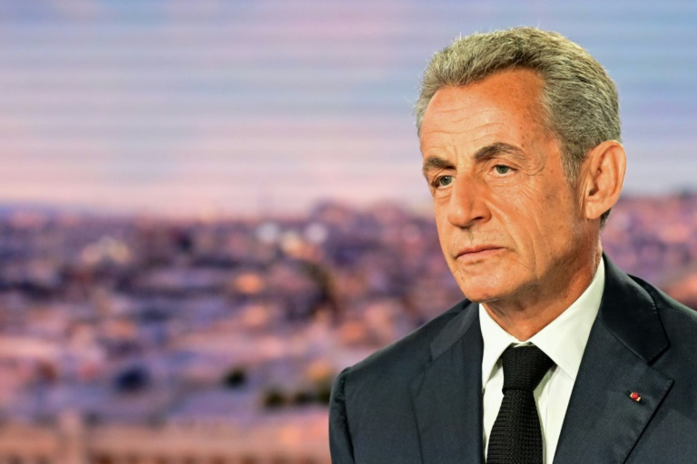 L'ancien président Nicolas Sarkozy sur le plateau du 20h00 de TF1 le 23 août 2023 à Boulogne-Billancourt, près de Paris © Emmanuel DUNAND