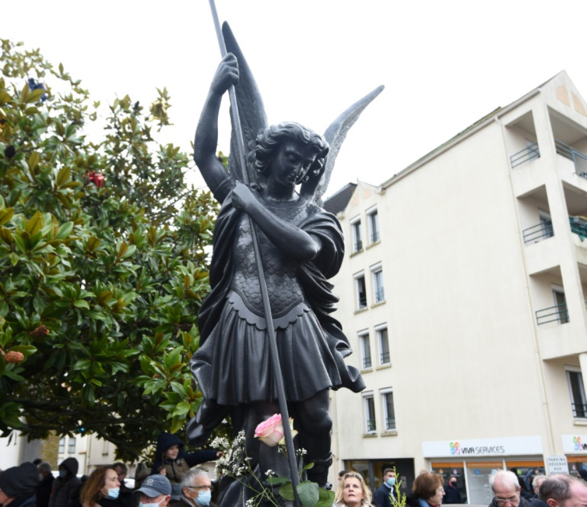 Rassemblement au pied de la statue de l'archange Saint-Michel qui doit être déplacée après une décision de justice, le 8 janvier 2022 aux Sables-d'Olonne, en Vendée © Sebastien SALOM-GOMIS