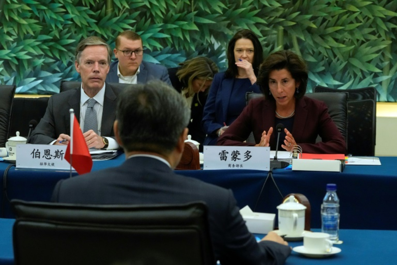 La secrétaire américaine au Commerce Gina Raimondo et l'ambassadeur américain en Chine Nick Burns (g) lors d'une rencontre avec le ministre du Commerce chinois Wang Wentao, le 28 août 2023 à Pékin © Andy Wong