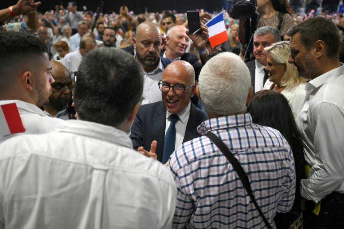 Le président de LR Eric Ciotti au milieu des militants du parti lors de sa rentrée politique au Cannet, dans les Alpes-Maritimes, le 27 août 2023 © NICOLAS TUCAT