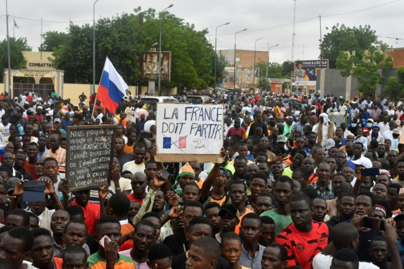 Des manifestants nigériens hostiles à la France manifestent à Niamey le 3 août 2023 © -