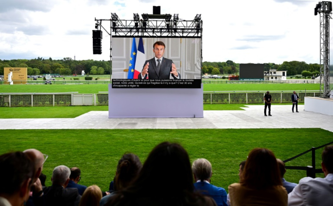 L'allocuation du président Emmanuel Macron retransmise sur un écran géant, lors la Rencontre des entrepreneurs de France (REF), à l'hippodrome de Longchamp, le 28 août 2023 © Emmanuel DUNAND