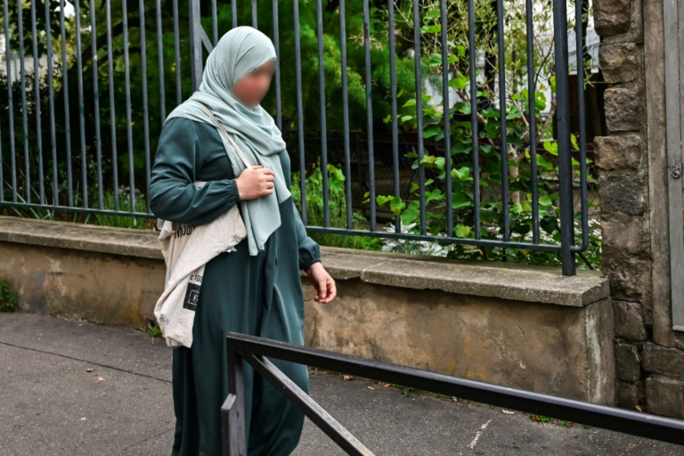 Une femme porte une abaya dans une rue de Paris, le 28 août 2023 © MIGUEL MEDINA