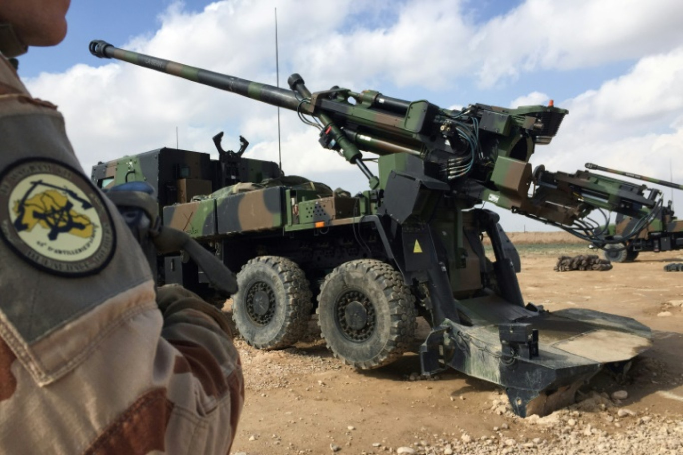 Un soldat français participant à l'opération Chammal, dans le cadre de la coalition internationale Inherent Resolve contre le groupe Etat islamique, monte la garde devant un canon-obusier CAESAR, le 9 février 2019 près d'Al-Qaim, en Irak © Daphné BENOIT