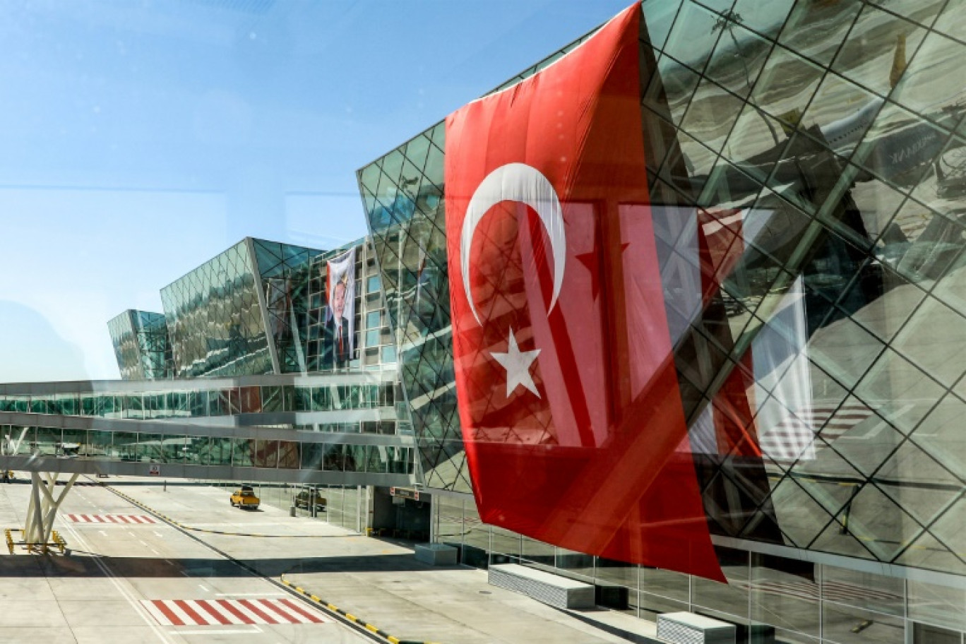 Un drapeau turc géant sur la façade du nouveau terminal de l'aéroport d'Ercan, dans la périphérie de Nicosie, le 21 juillet 2023 en République turque de Chypre-Nord (RTCN) © Birol BEBEK