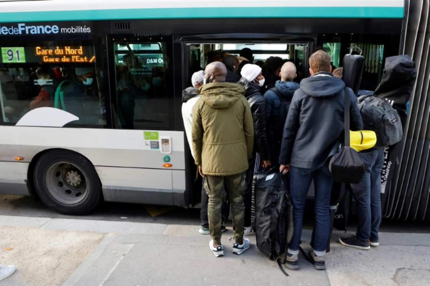 La RATP va généraliser la descente à la demande après 22 heures entre deux arrêts à partir de vendredi pour les bus parisiens © Ludovic MARIN