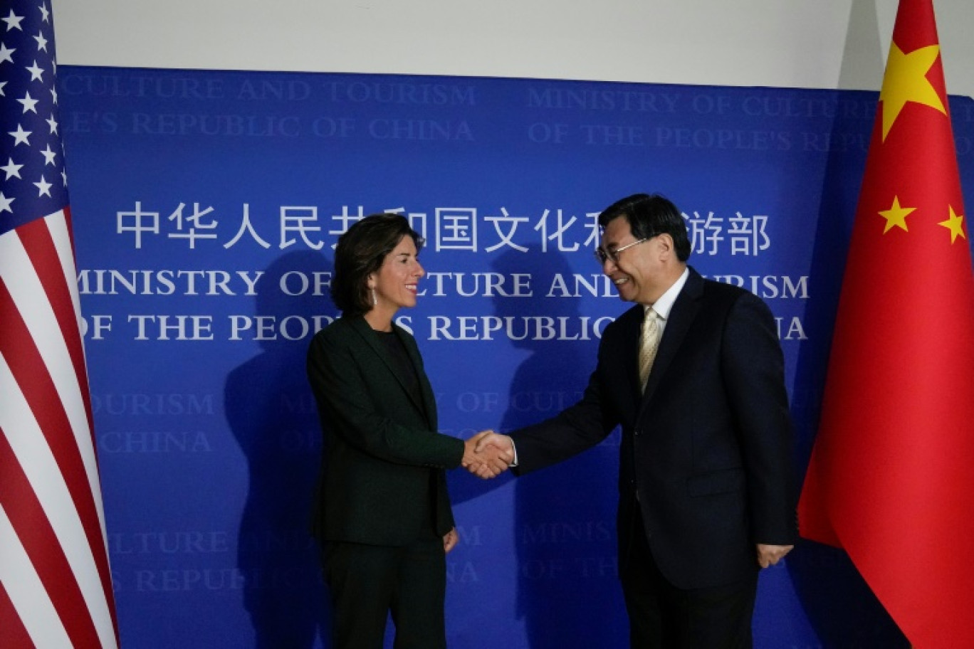 La secrétaire américaine au Commerce Gina Raimondo (g) et le ministre chinois de la Culture et du Tourisme Hu Heping, le 29 août 2023 à Pékin © Andy Wong