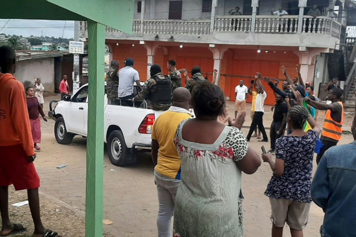 Des habitants applaudissent des membres des forces de sécurité dans le quartier Plein Ciel, à Libreville, le 30 août 2023 au Gabon, où un groupe de militaires a annoncé mettre "fin au régime en place" © -