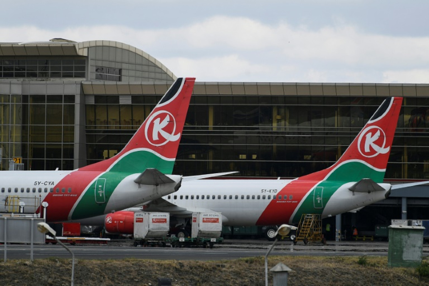 Kenya Airways a annoncé avoir creusé ses pertes au premier semestre de son exercice décalé en raison de l'augmentation de ses coûts d'emprunt et de la dévaluation du shilling, la monnaie nationale © Simon MAINA