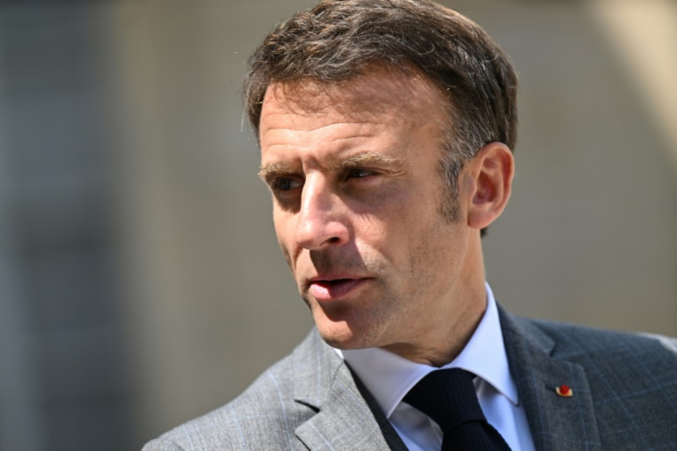 Emmanuel Macron arrive à Saint-Denis (Seine-Saint-Denis) pour une réunion avec les chefs de partis politiques, le 30 août 2023 © Ludovic MARIN