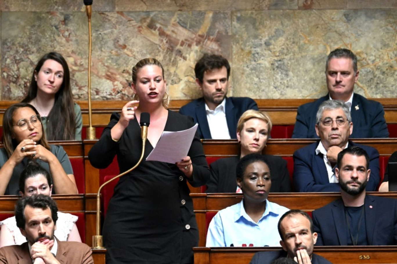 Mathilde Panot (c), présidente du groupe LFI et de la Nupes lors d'une séance de questions au gouvernement, le 4 juillet 2023 à l'Assemblée nationale, à Paris © Emmanuel DUNAND