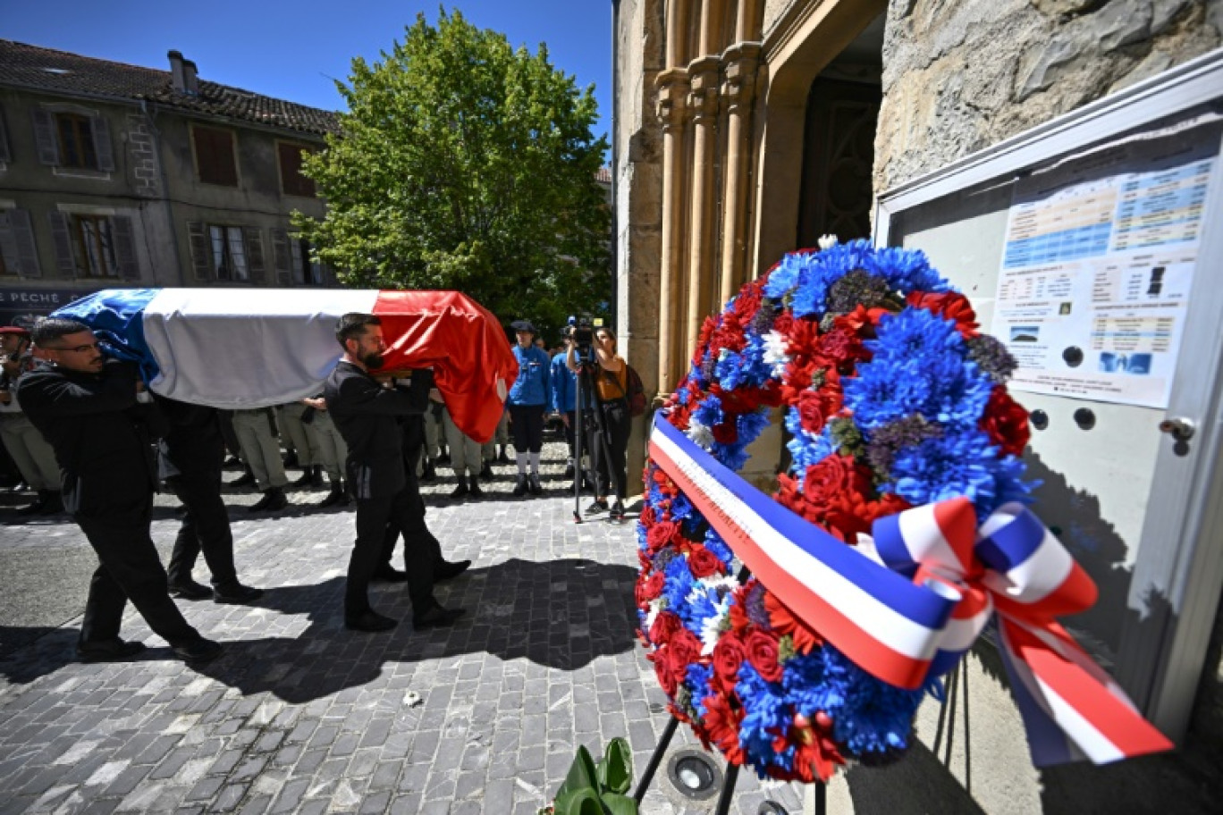 Le cercueil du général Jean-Louis Georgelin est transporté dans l'église d'Aspet, en Haute-Garonne, lors des ses funérailles, le 31 août 2023 © Lionel BONAVENTURE