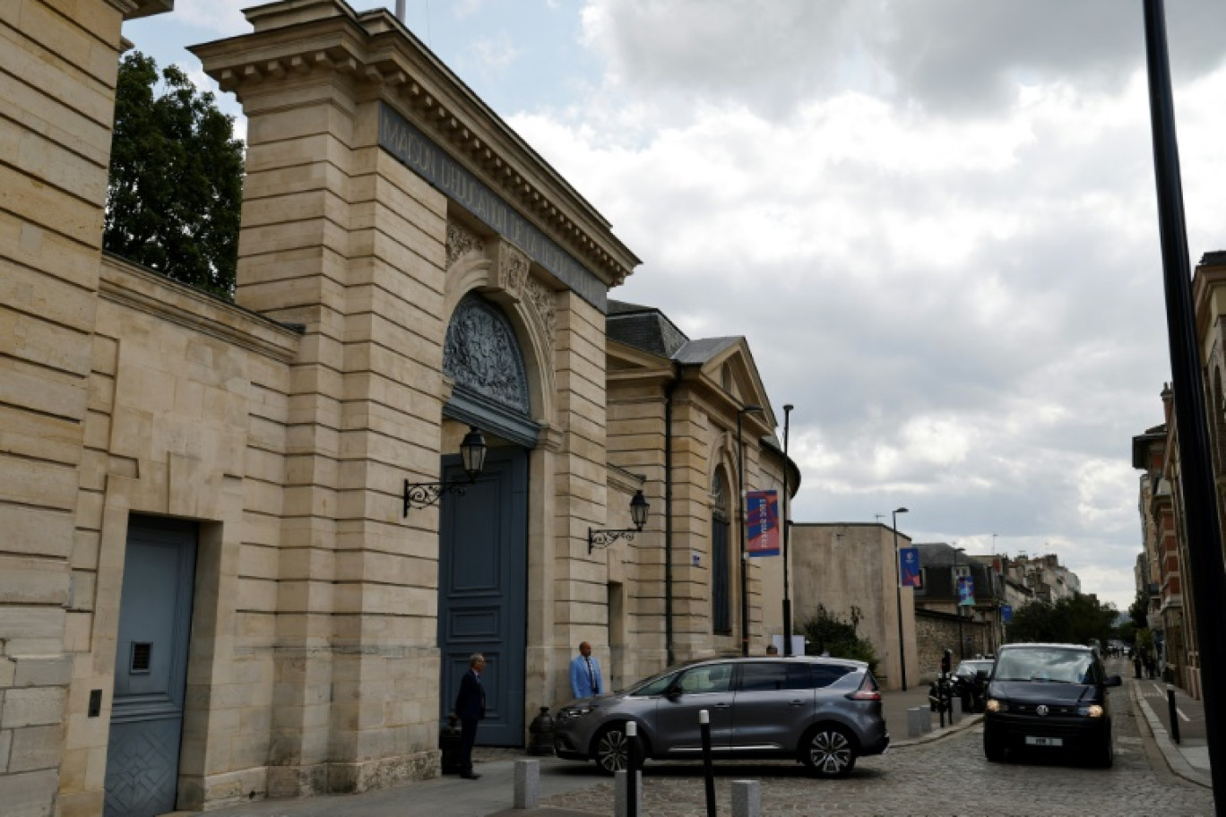 Emmanuel Macron arrive à Saint-Denis (Seine-Saint-Denis) pour une réunion avec les chefs de partis politiques, le 30 août 2023 © Ludovic MARIN