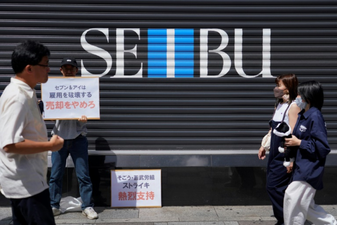 Des passants devant le grand magasin Seibu Ikebukuro, temporairement fermé en raison d'une grève, le 31 août 2023 à Tokyo © Kazuhiro NOGI