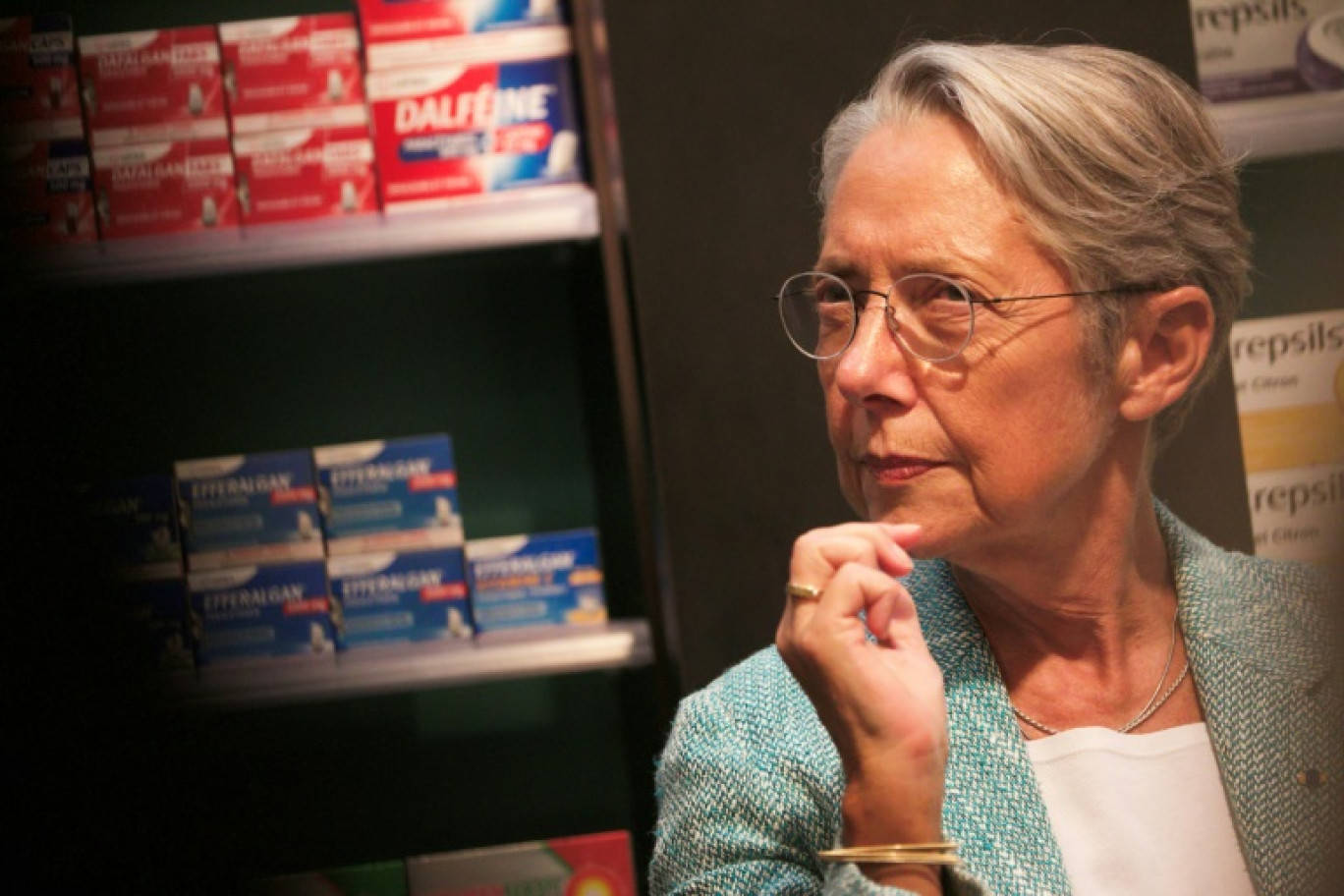 La Première ministre Elisabeth Borne rencontre le personnel d'une pharmacie lors d'un déplacement à Rouen, le 31 août 2023 en Seine-Maritime © Lou Benoist