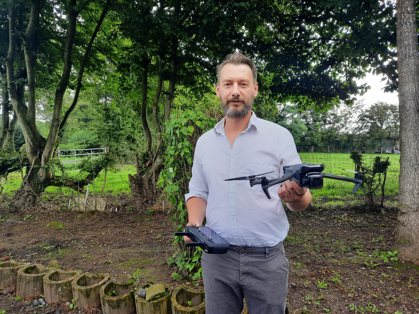 Gauthier Bontemps, l’un des deux fondateurs de High Sky Drones, avec l’un de ses deuxs Mavic 3T. ©Aletheia Press/ L.Péron