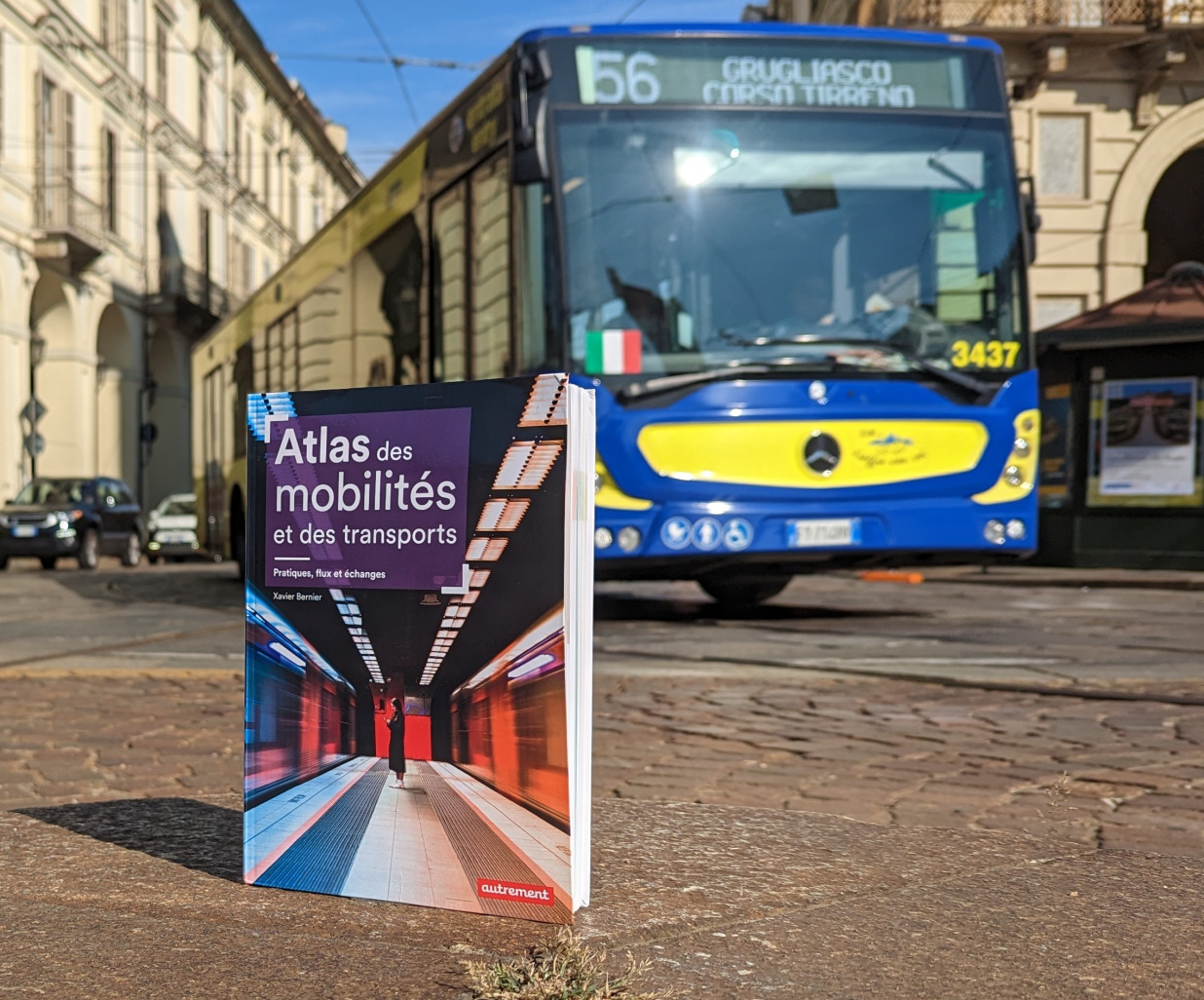 © Maxime Massole pour DSI Devant un bus à Turin.