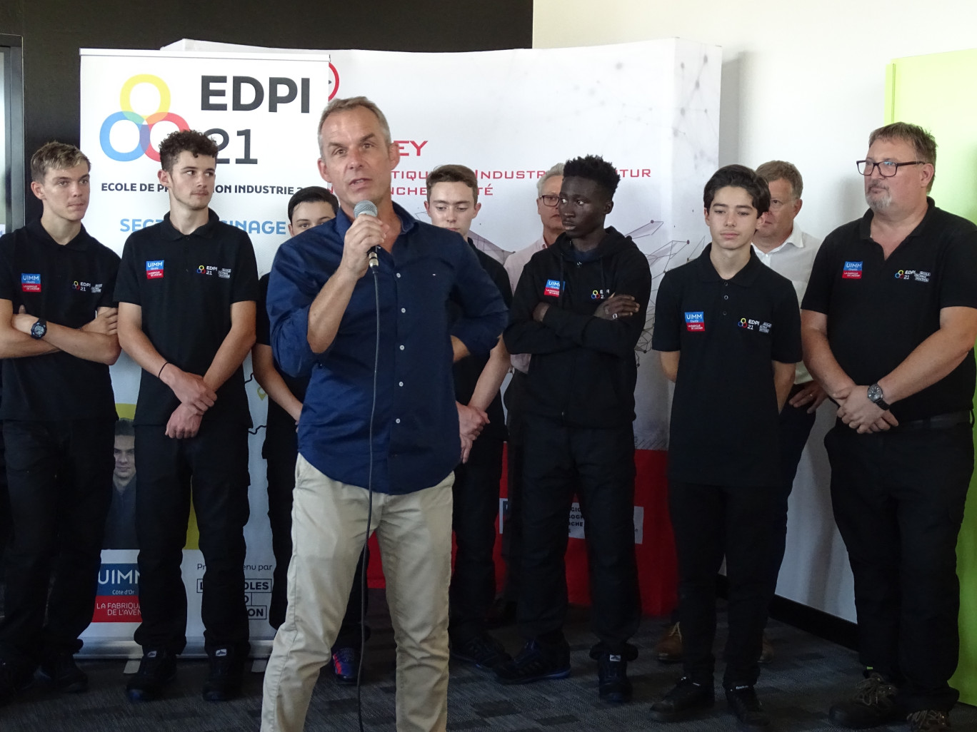 La première promotion de l’école de production de Dijon entoure Rémy Heyte, directeur de l’école. (Aletheia Press / Nadège Hubert)