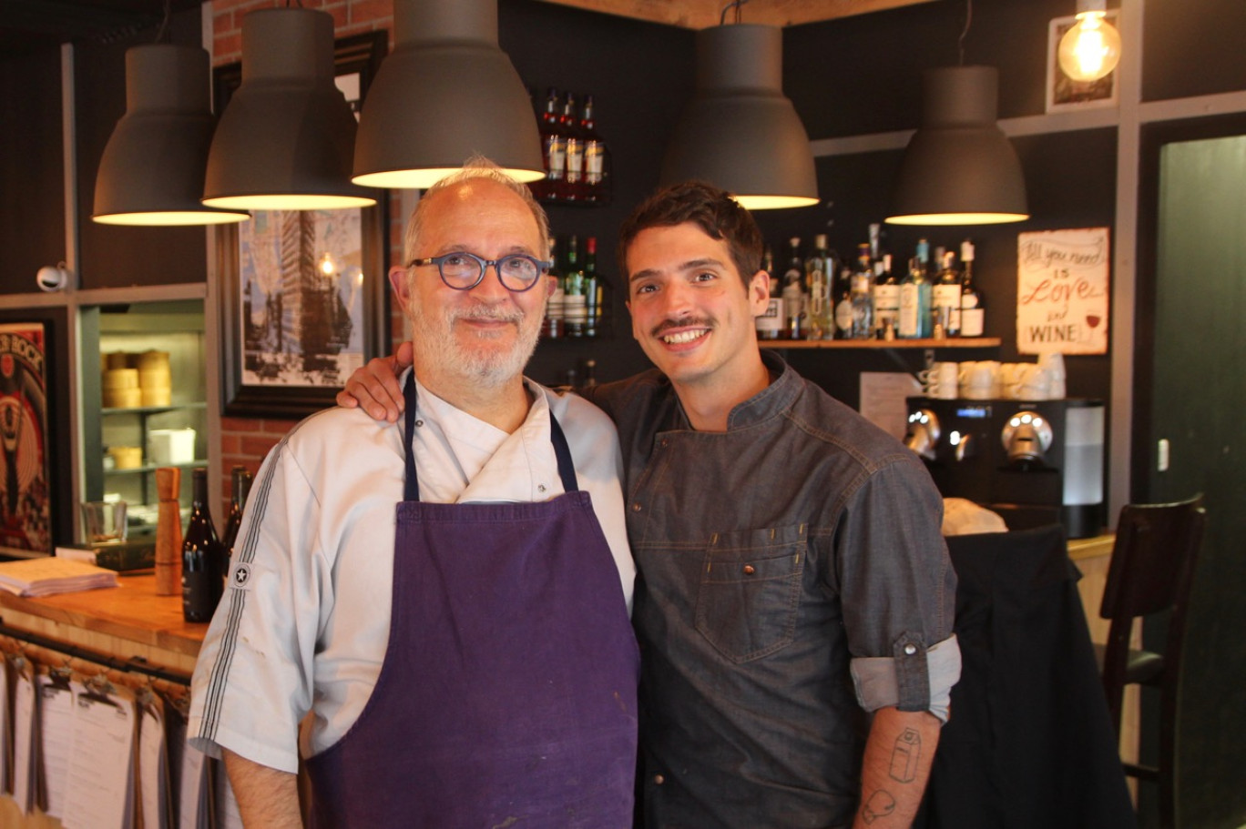 Philippe et Mathis Molinié. La complicité entre le père-fils reflète l'esprit bistrot que Mathis souhaite conserver dans son restaurant. (© Aletheia Press / B.Delabre)