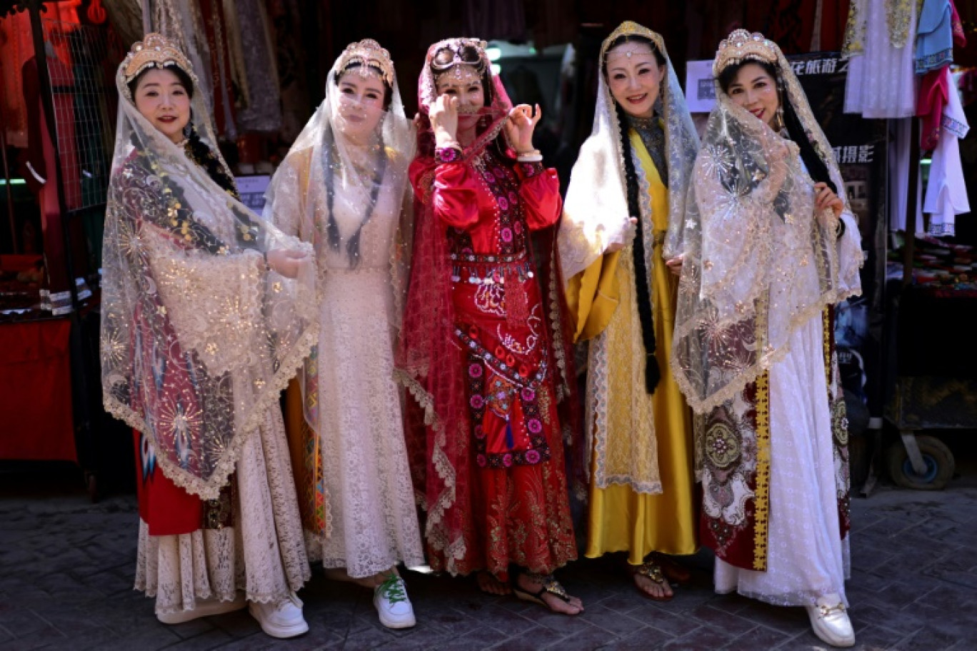 Des femmes portant des costumes traditionnels ouïghours, à Kachgar, dans le Xinjiang, le 13 juillet 2023 © Pedro PARDO