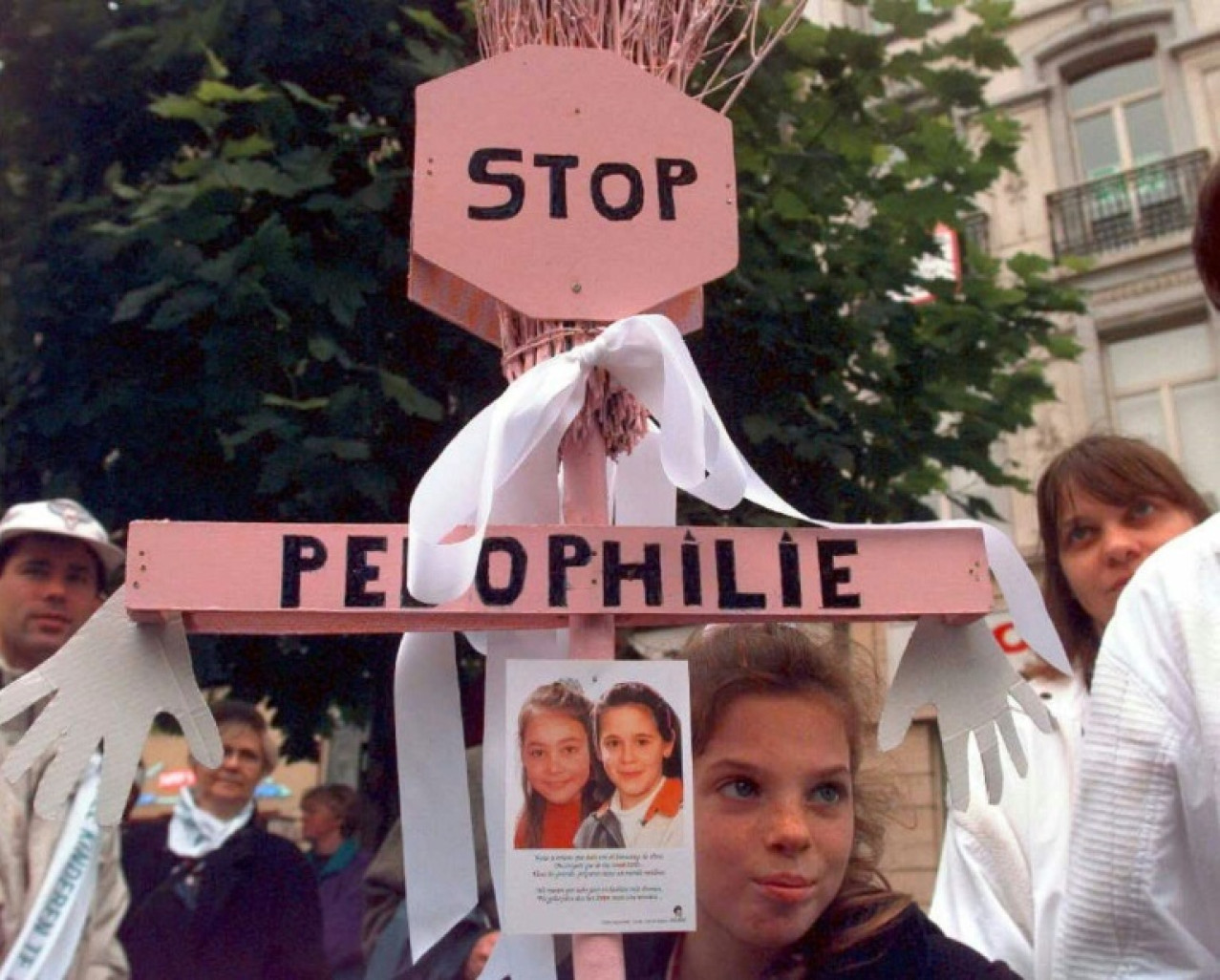 Les portraits de Julie et Mélissa, victimes de Marc Dutroux, lors d'une marche blanche, le 20 octobre 1996 à Bruxelles © OLIVIER MORIN