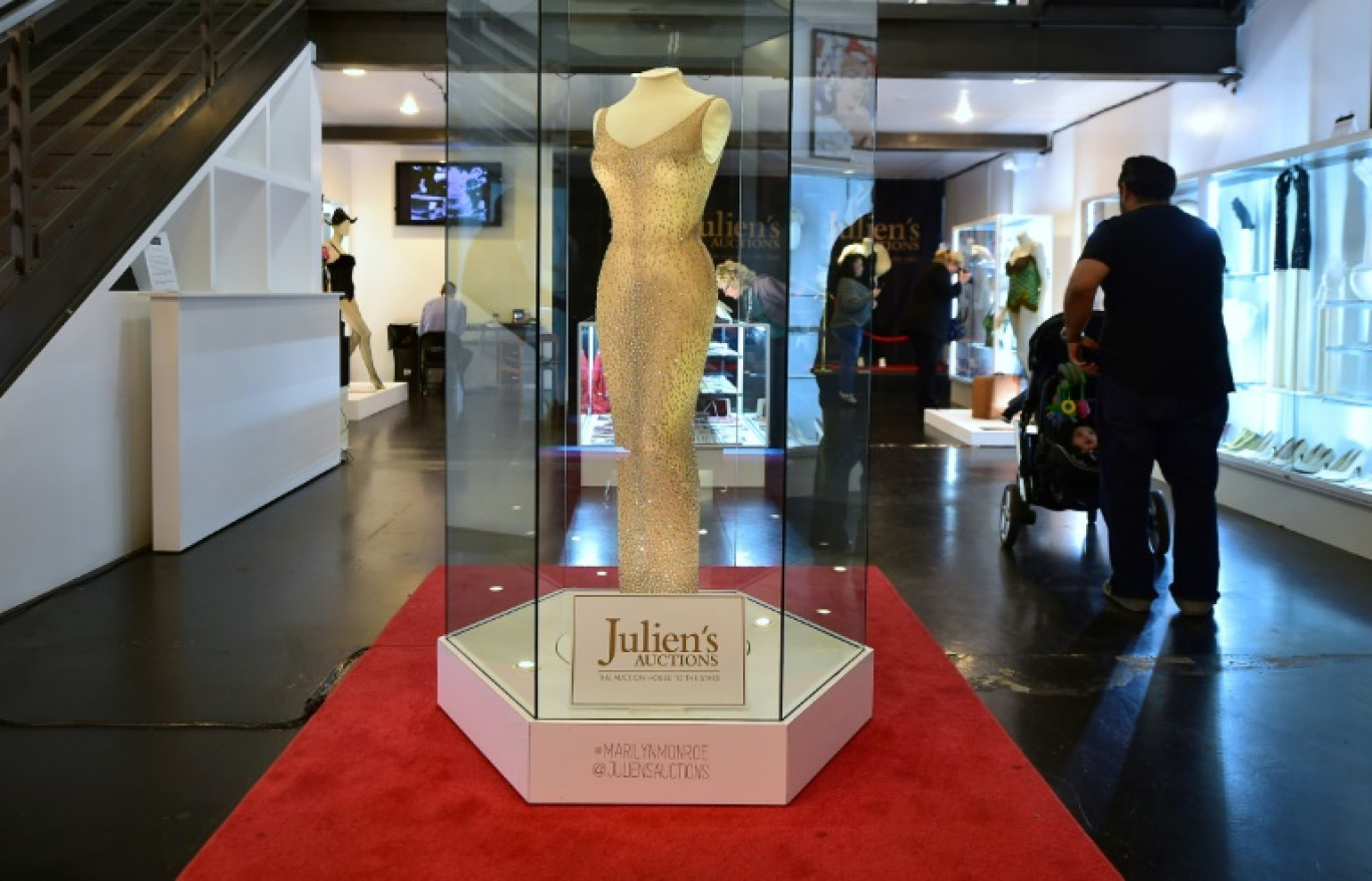 La mythique robe moulante que Marilyn Monroe  présentée lors de sa mise aux enchères par la maison Julien's Auctions à Los Angeles  le 17 novembre 2016 © Frederic J. BROWN