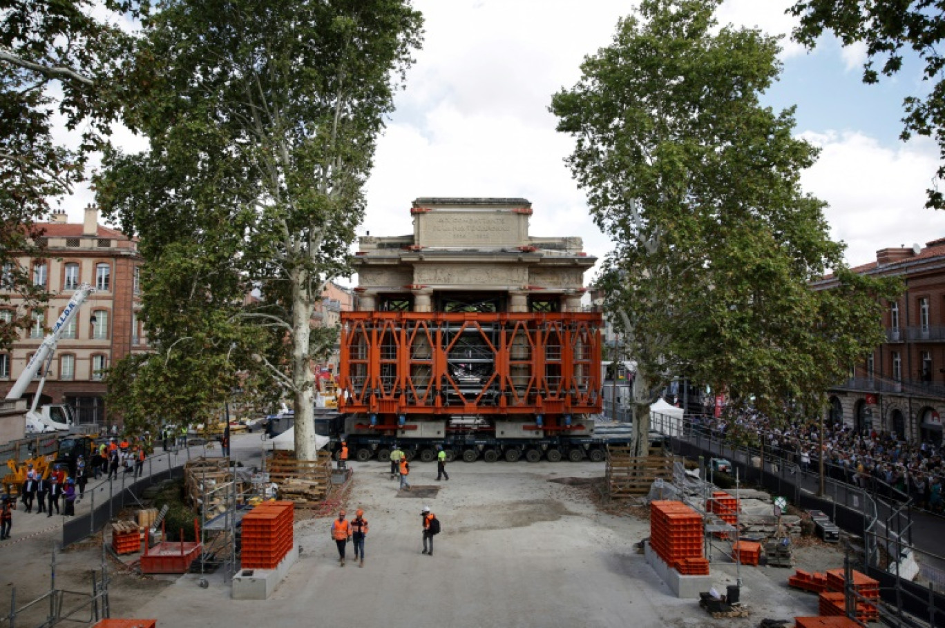 Déplacement d'un monument aux morts d'environ 950 tonnes, le 31 août 2023 à Toulouse, en Haute-Garonne © Valentine CHAPUIS