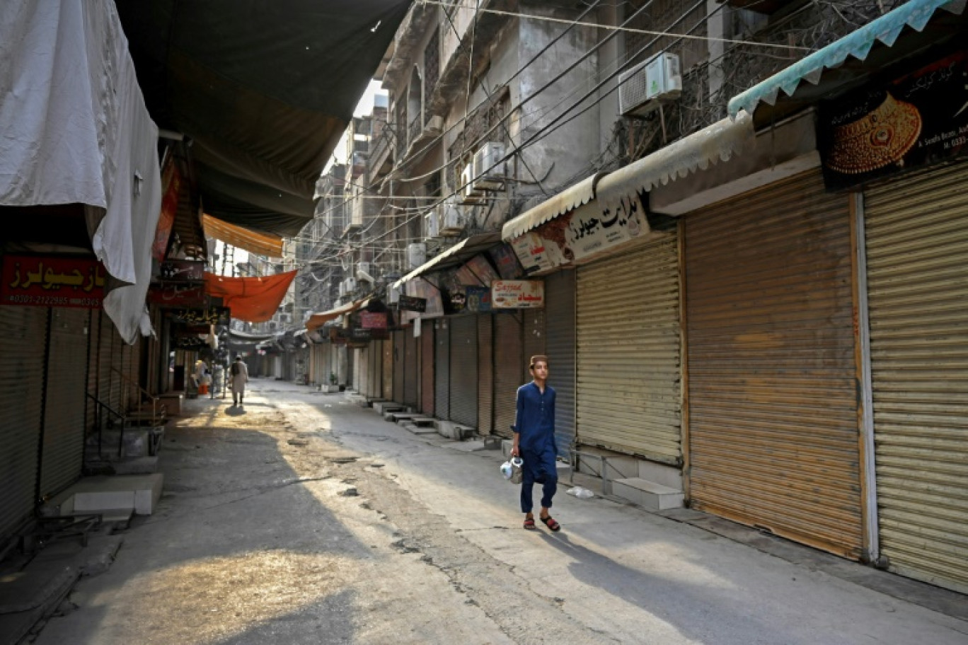 Des boutiques fermées lors d'une grève nationale des commerçants contre la hausse des prix de l'électricité et de l'essence, le 2 septembre 2023 à Peshawar, au Pakistan © Abdul MAJEED