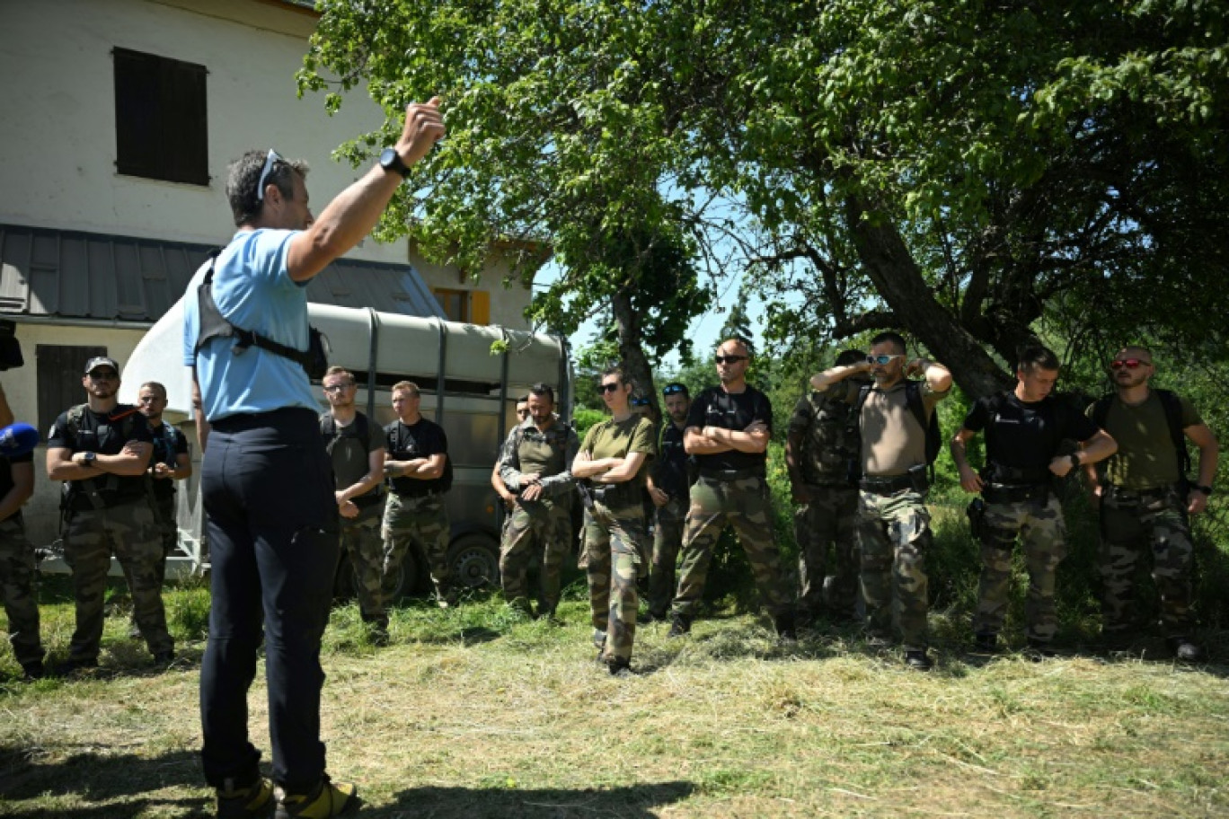 Des gendarmes reçoivent des instructions le 10 juillet 2023 au Vernet (Alpes-de-Haute-Provence) avant de prendre part aux recherches d'Emile, deux ans et demi, disparu © NICOLAS TUCAT