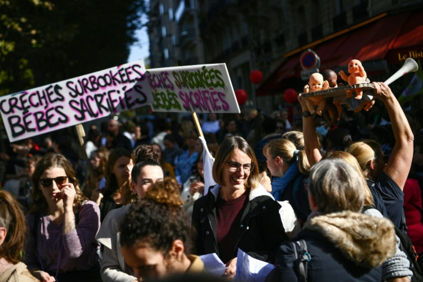 Manifestation contre les mauvaises conditions de travail dans certaines crèches, à Paris le 6 octobre 2022 © Christophe ARCHAMBAULT