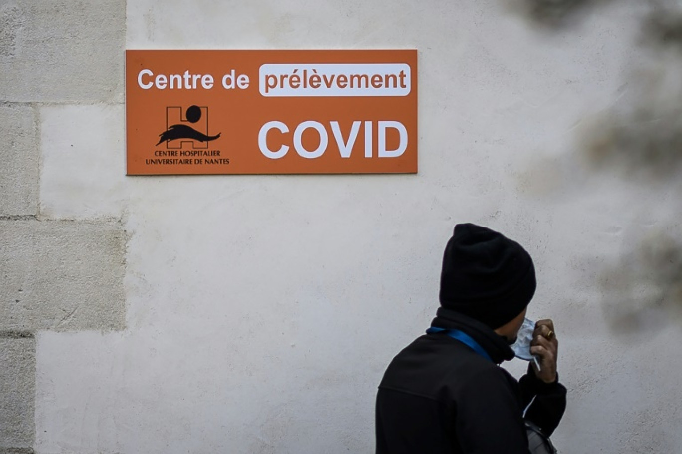 Un homme passe devant un centre de prélèvement Covid au CHU de Nantes, le 11 janvier 2023 © LOIC VENANCE