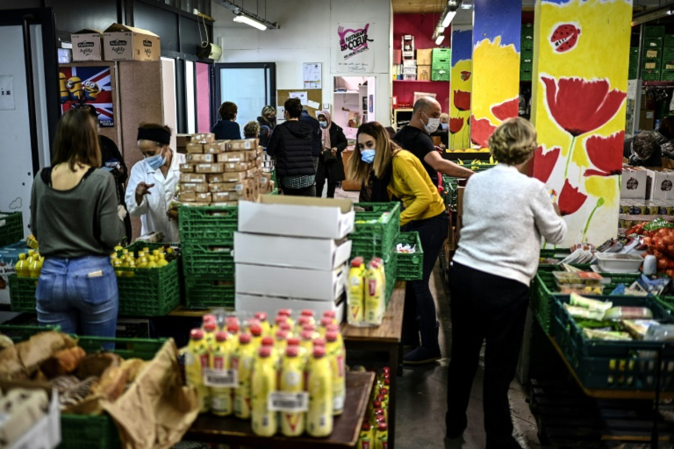 Lors du distribution des Restos du Coeur à Paris, le 13 octobre 2020 © Christophe ARCHAMBAULT