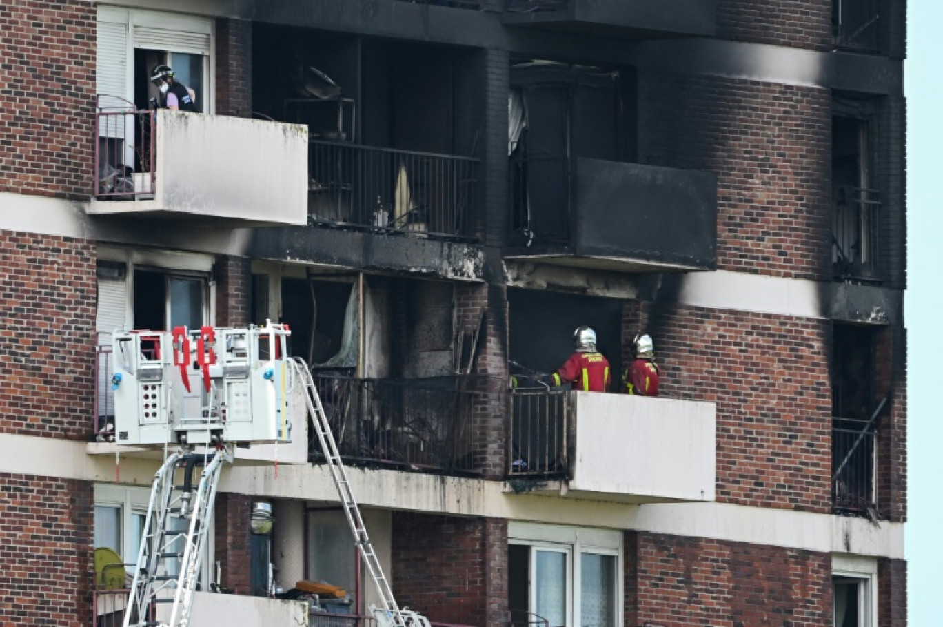 Des pompiers interviennent sur un incendie dans un immeuble d'habitation à L'Île-Saint-Denis (Seine-Saint-Denis), le 19 août 2023 © STEFANO RELLANDINI