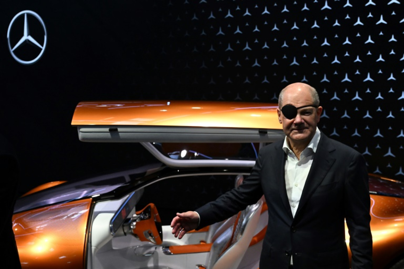 Le chancelier allemand Olaf Scholz devant la Vision One-Eleven de Mercedes, au salon de l'automobile de Munich, le 5 septembre 2023 © CHRISTOF STACHE