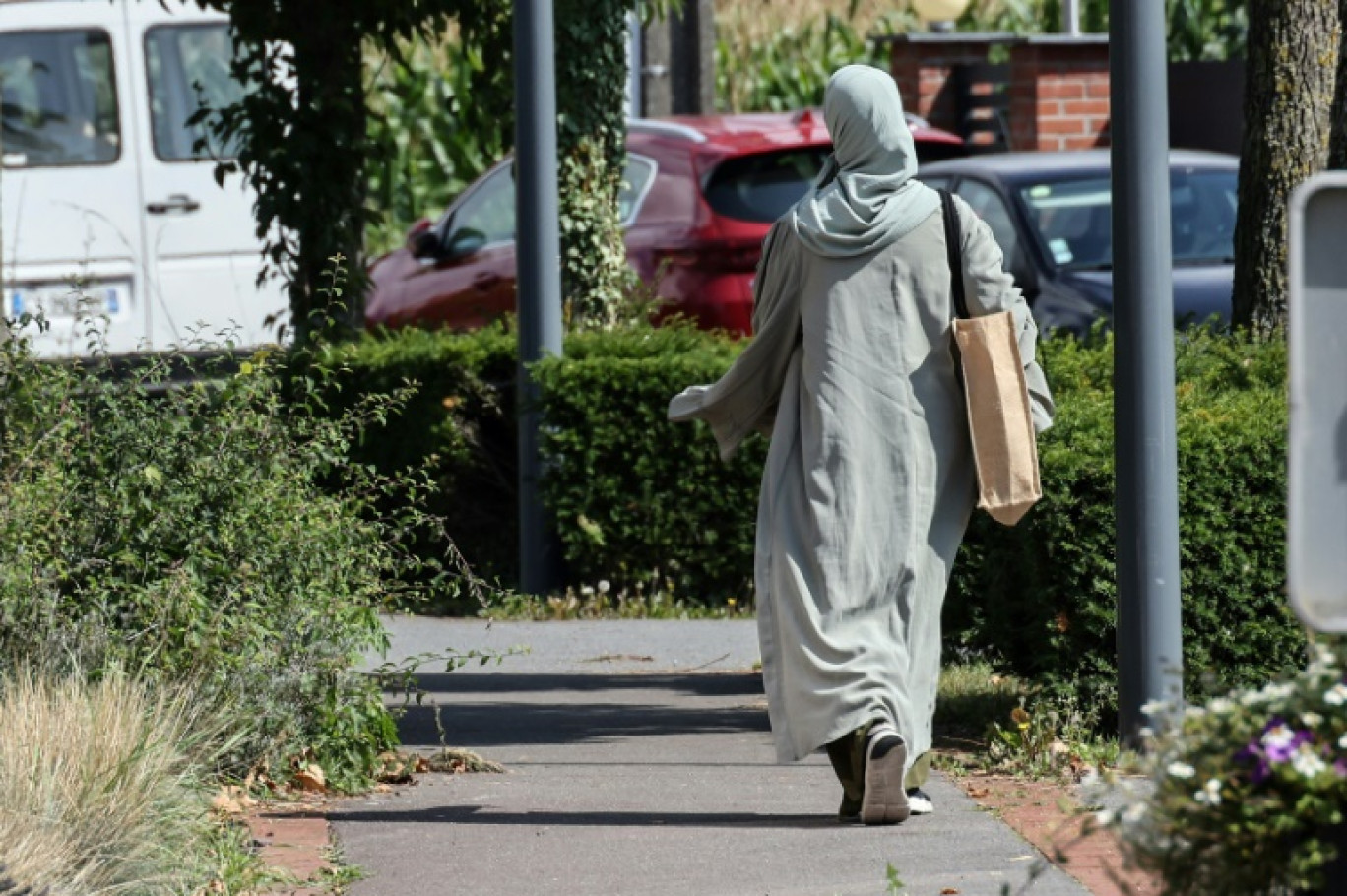 Une femme en abaya dans une rue de Lille, le 28 août 2023 dans le Nord © Denis Charlet