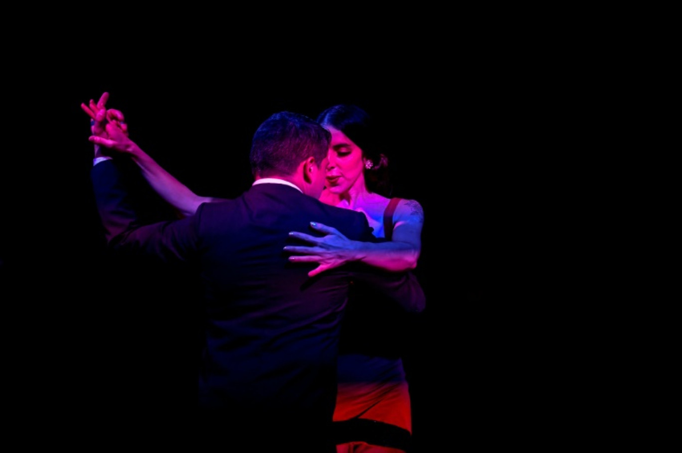 Des danseurs de tango se produisent lors de la milonga "La Cachila", dans le club de tango Nuevo Gricel à Buenos Aires, en Argentine, le 1er septembre 2023 © LUIS ROBAYO