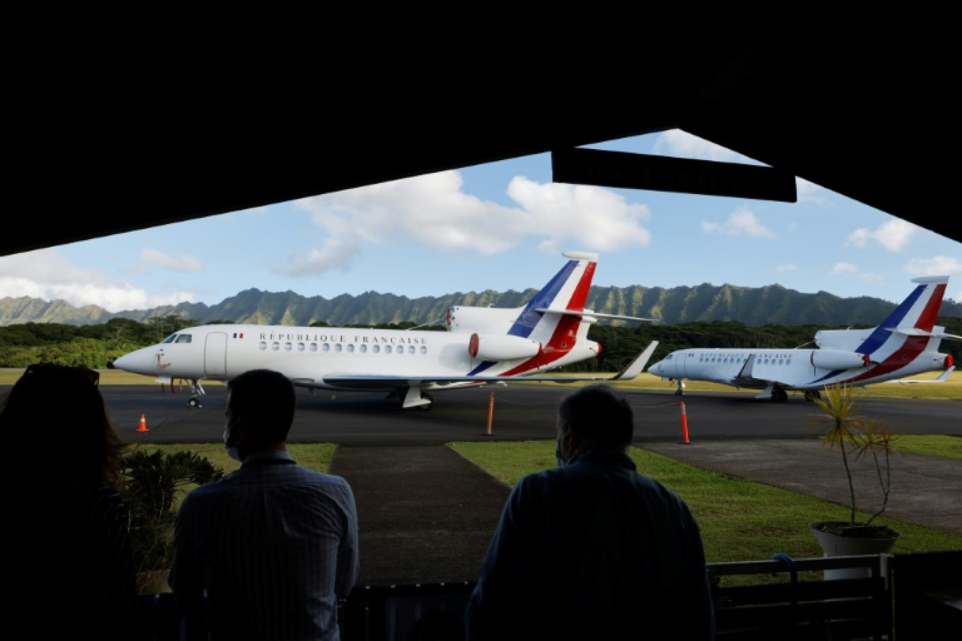 Deux Falcon 7X de la flotte officielle française, sur le tarmac de l'aéroport de Manihi, en Polynésie, le 26 juillet 2021 © Ludovic MARIN