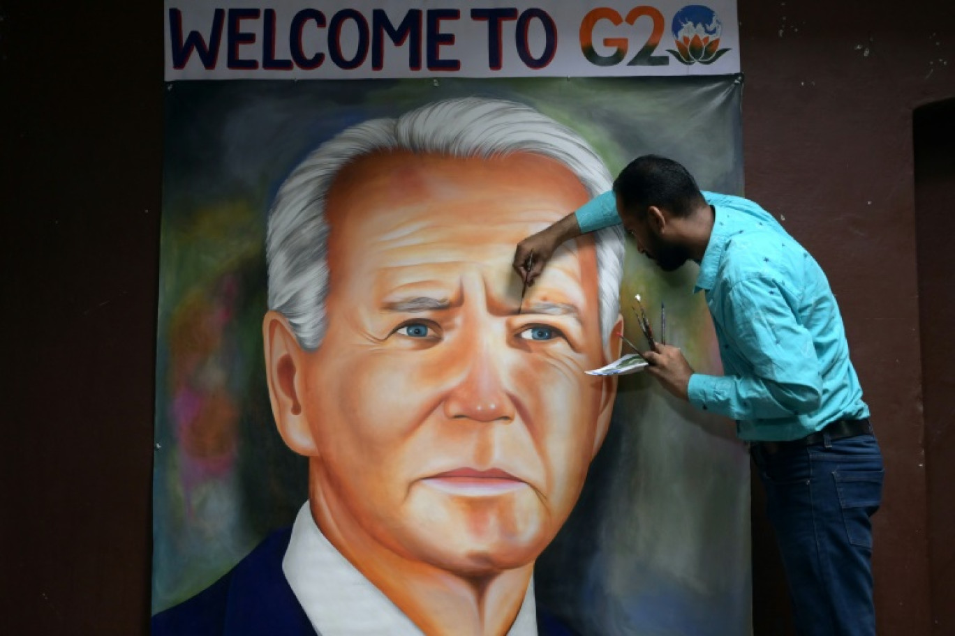 L'artiste indien Jagjot Singh Rubal apporte la dernière touche à une peinture représentant le président américain Joe Biden, dans son atelier d'Amritsar, le 5 septembre 2023, avant le sommet de deux jours du G20 à New Delhi © Narinder NANU