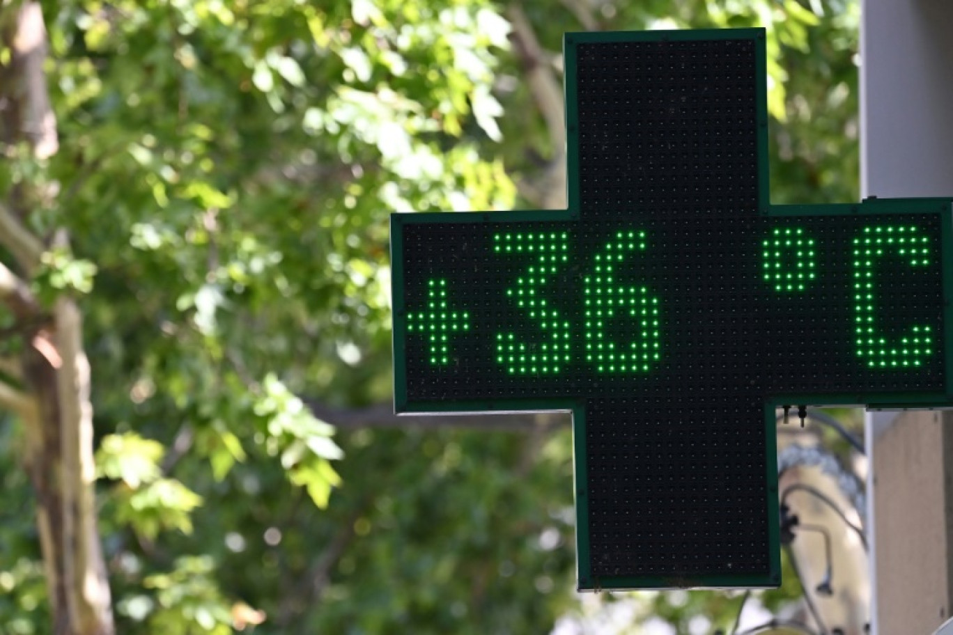 Le thermomètre d'une pharmacie indique 36 degrés à Nîmes le 19 juillet 2023 © Sylvain THOMAS