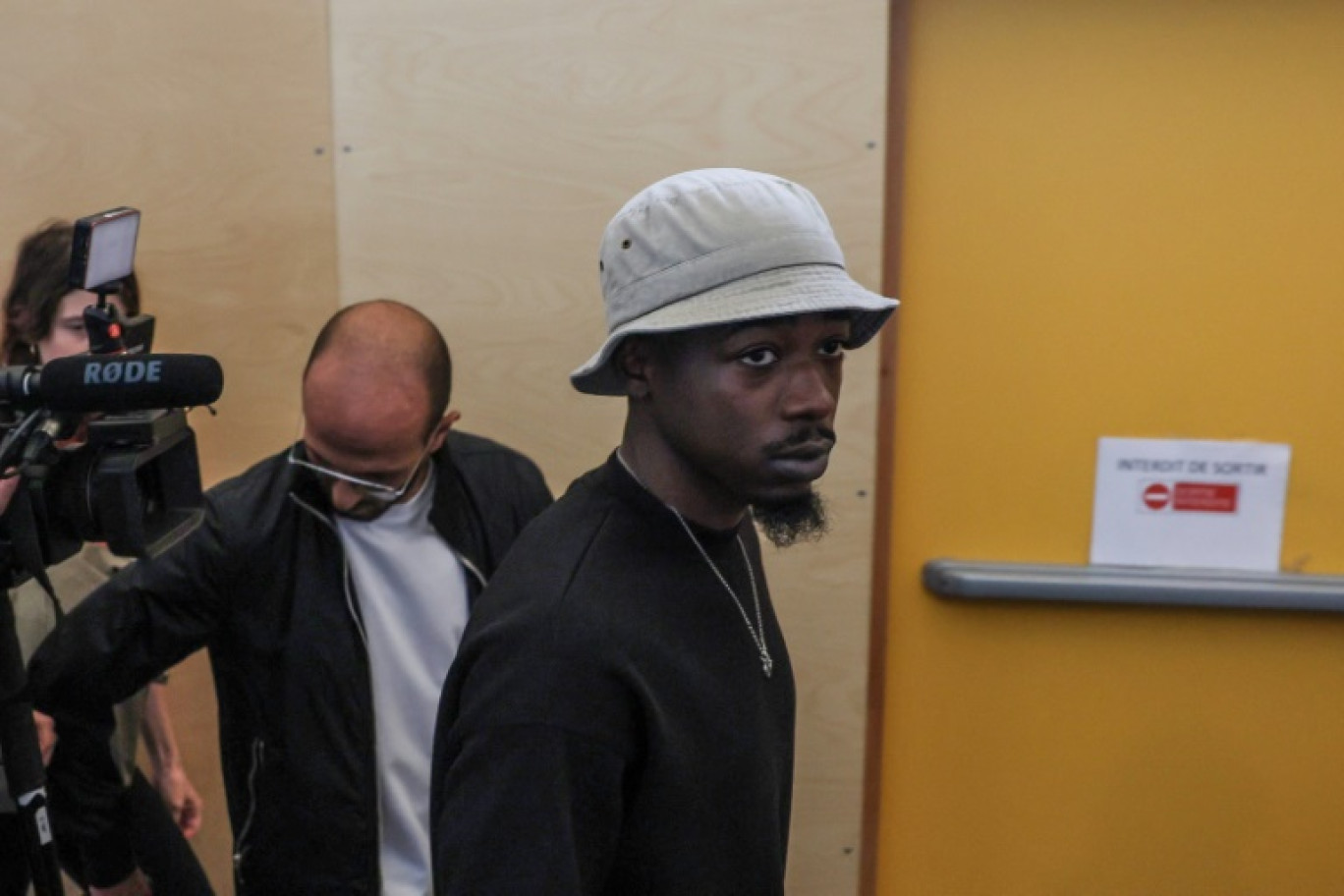 Le rappeur Mohamed Sylla (c), alias MHD, arrive au palais de Justice de Paris, le 4 septembre 2023 © Alain JOCARD